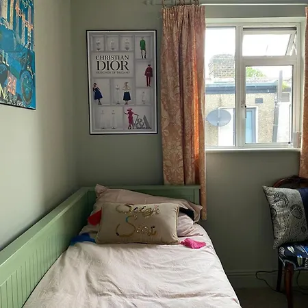 Stylish Centre House, Perfectly Located Apartment