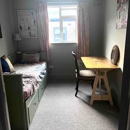 Stylish Centre House, Perfectly Located 아파트 *