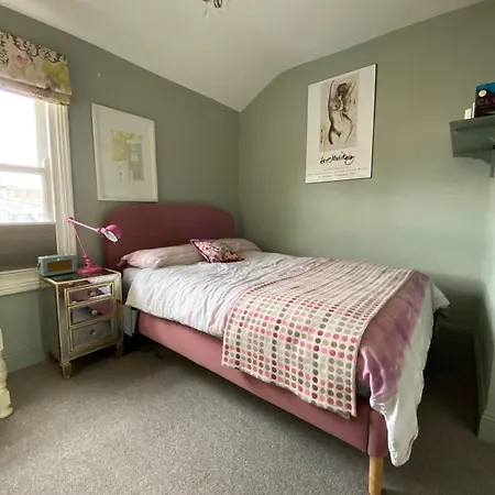 Stylish Centre House, Perfectly Located *