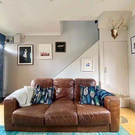 Stylish Centre House, Perfectly Located Apartment