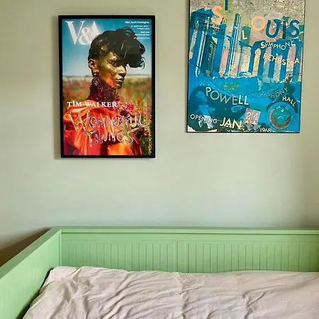 Stylish Centre House, Perfectly Located *