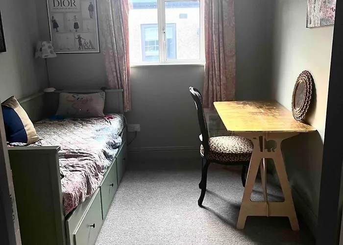 Stylish Centre House, Perfectly Located דירה *