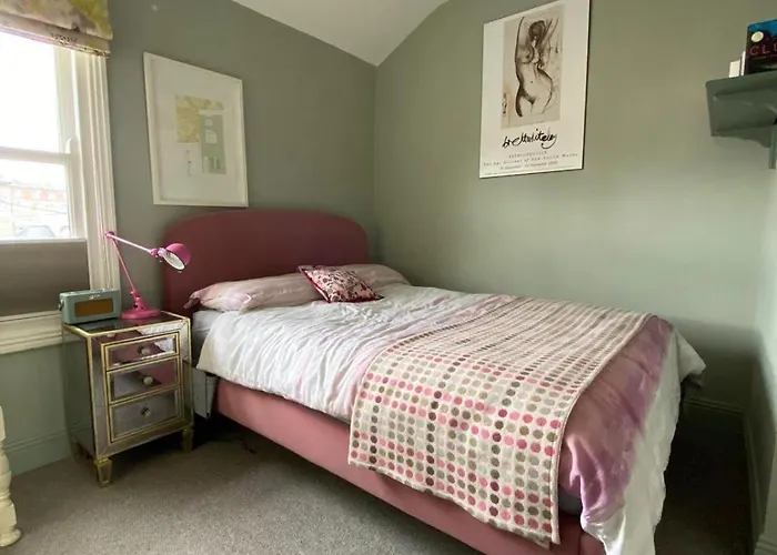 Stylish Centre House, Perfectly Located *