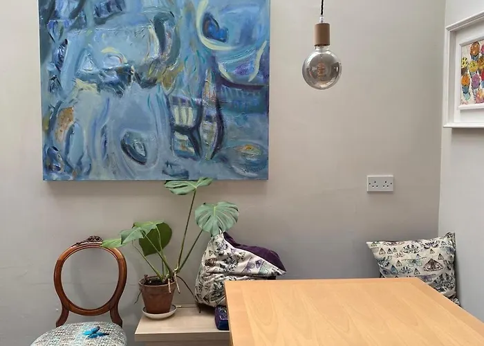 Stylish Centre House, Perfectly Located דירה *