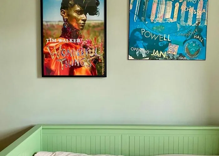 Stylish Centre House, Perfectly Located *